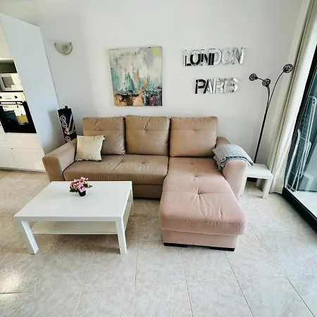 Ocean Front Cozy 2 Bedroom, 3 Beds Spacious- Netflix, Pool, Lift & Fast Wifi Apartment