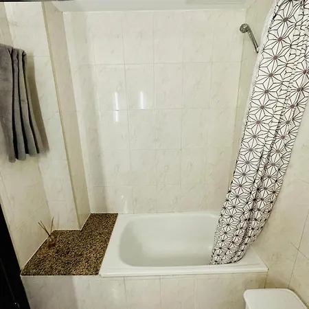 Ocean Front Cozy 2 Bedroom, 3 Beds Spacious- Netflix, Pool, Lift & Fast Wifi