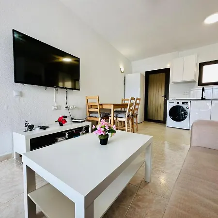 Apartment Ocean Front Cozy 2 Bedroom, 3 Beds Spacious- Netflix, Pool, Lift & Fast Wifi