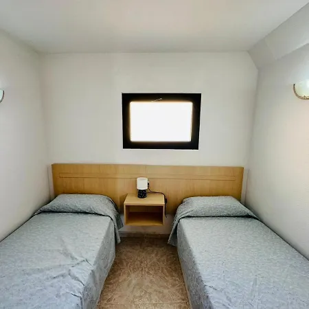 Ocean Front Cozy 2 Bedroom, 3 Beds Spacious- Netflix, Pool, Lift & Fast Wifi Apartment *