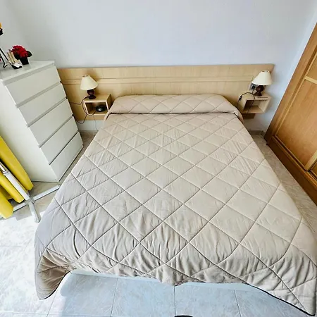 Ocean Front Cozy 2 Bedroom, 3 Beds Spacious- Netflix, Pool, Lift & Fast Wifi Apartment *