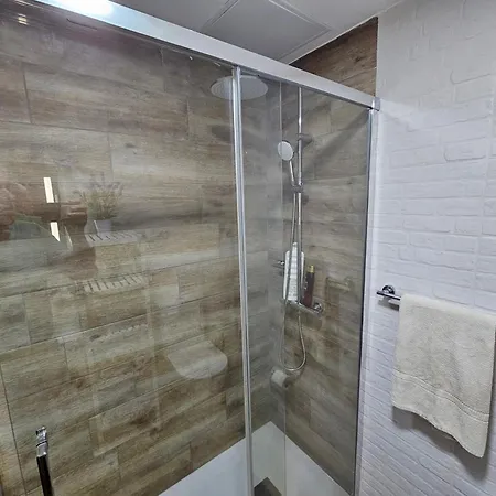 Ocean Front Cozy 2 Bedroom, 3 Beds Spacious- Netflix, Pool, Lift & Fast Wifi Playa del Ingles (Gran Canaria)