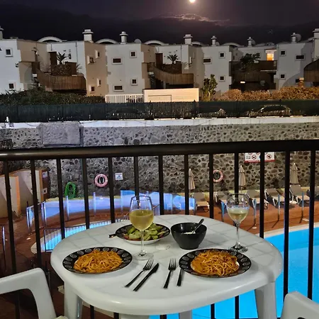 Ocean Front Cozy 2 Bedroom, 3 Beds Spacious- Netflix, Pool, Lift & Fast Wifi Apartment *