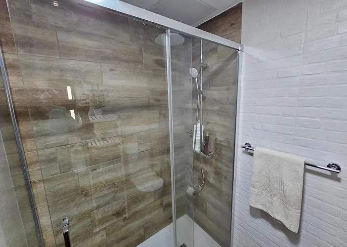 Ocean Front Cozy 2 Bedroom, 3 Beds Spacious- Netflix, Pool, Lift & Fast Wifi Playa del Inglés